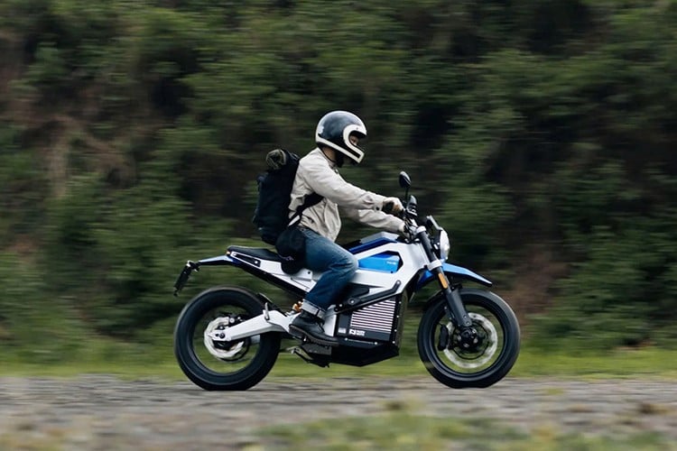 cette moto électrique vietnamienne est simple et ressemble à une vieille naked classique sauf que son prix n’est que de 6 500 euros 30
