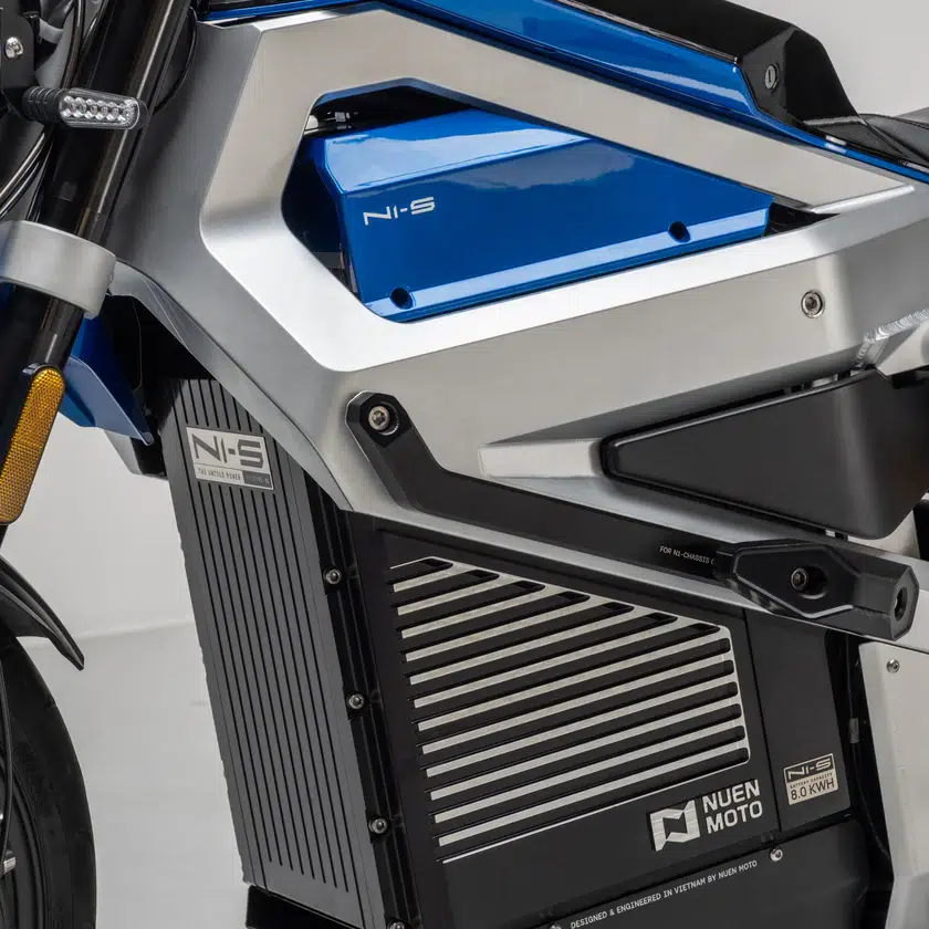 cette moto électrique vietnamienne est simple et ressemble à une vieille naked classique sauf que son prix n’est que de 6 500 euros 7