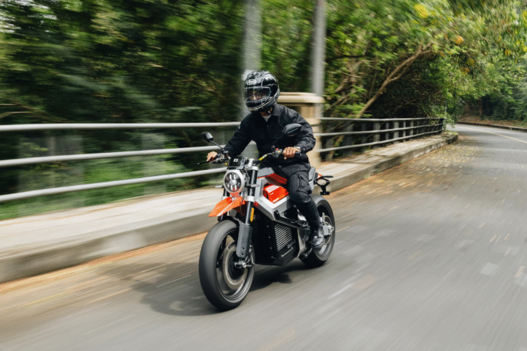 cette moto électrique vietnamienne est simple et ressemble à une vieille naked classique sauf que son prix n’est que de 6 500 euros