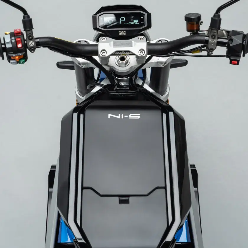 cette moto électrique vietnamienne est simple et ressemble à une vieille naked classique sauf que son prix n’est que de 6 500 euros 9