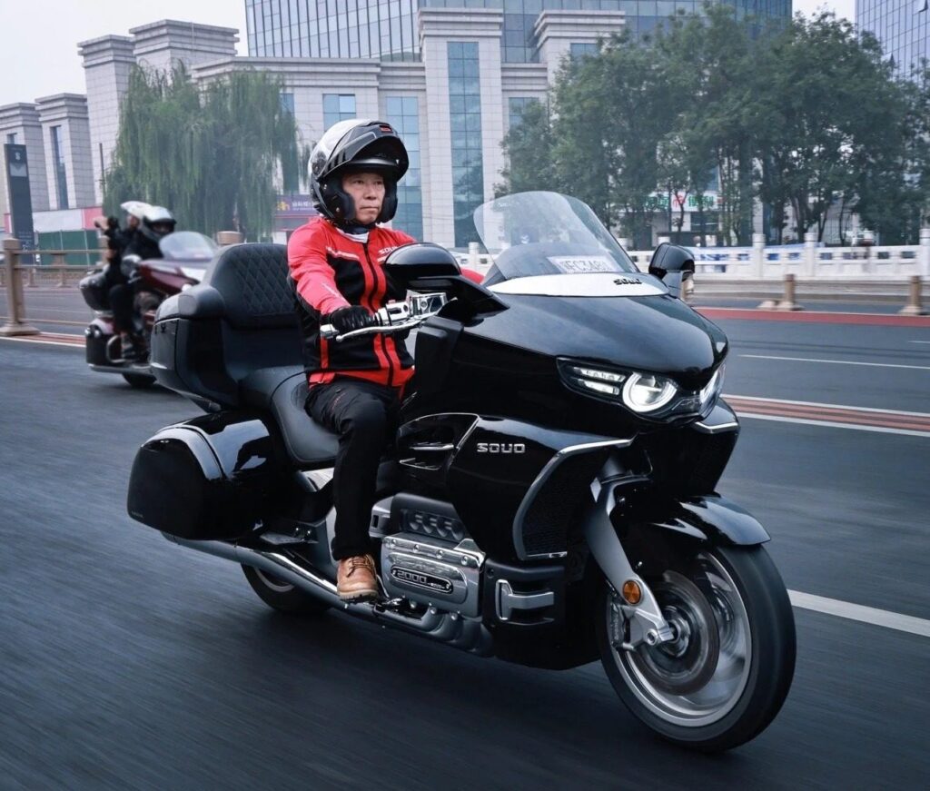 cette moto marque un vrai jalon dans l'histoire chinoise du 2 roues l'empire du milieu ne copie plus désormais, il invente de nouveaux modèles 3