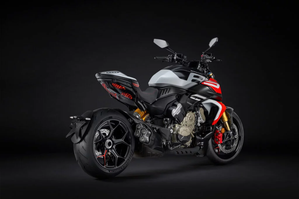 cette nouvelle diavel est si radicale qu’elle fait passer les autres ducati pour des scooters 16