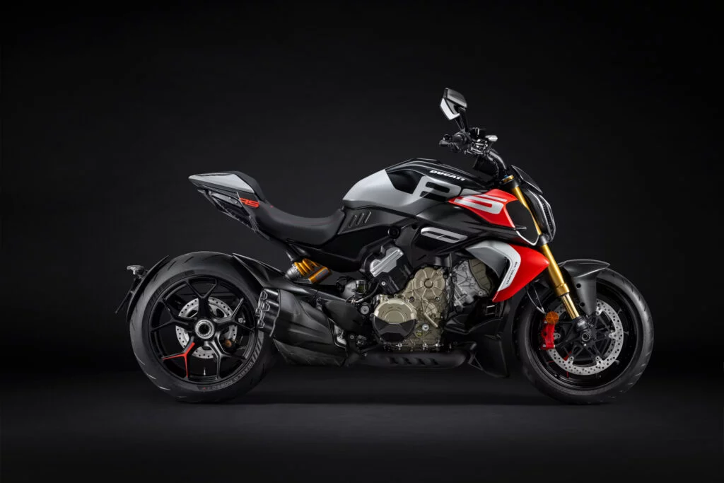 cette nouvelle diavel est si radicale qu’elle fait passer les autres ducati pour des scooters 18