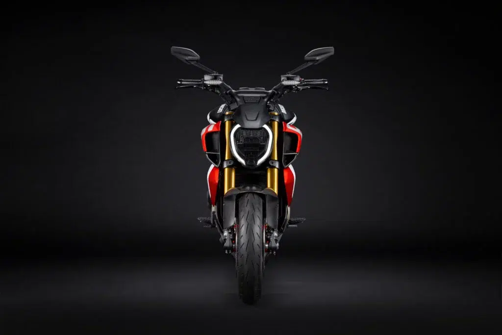 cette nouvelle diavel est si radicale qu’elle fait passer les autres ducati pour des scooters 21
