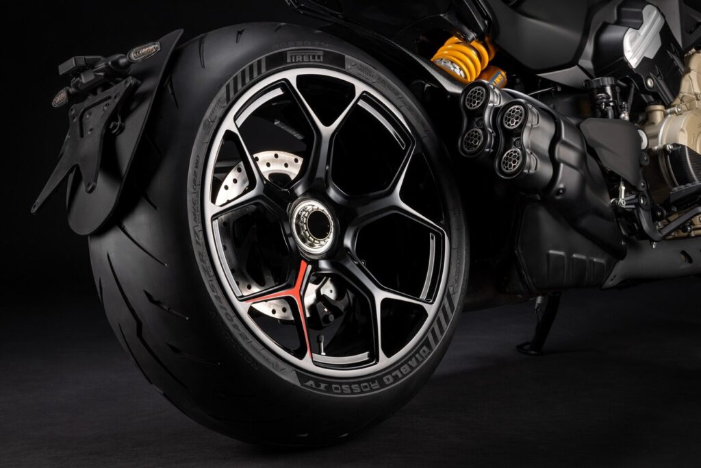 cette nouvelle diavel est si radicale qu’elle fait passer les autres ducati pour des scooters 4
