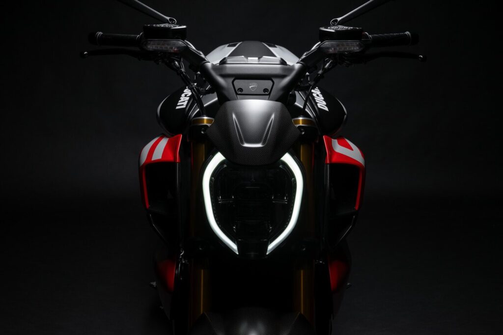cette nouvelle diavel est si radicale qu’elle fait passer les autres ducati pour des scooters 6