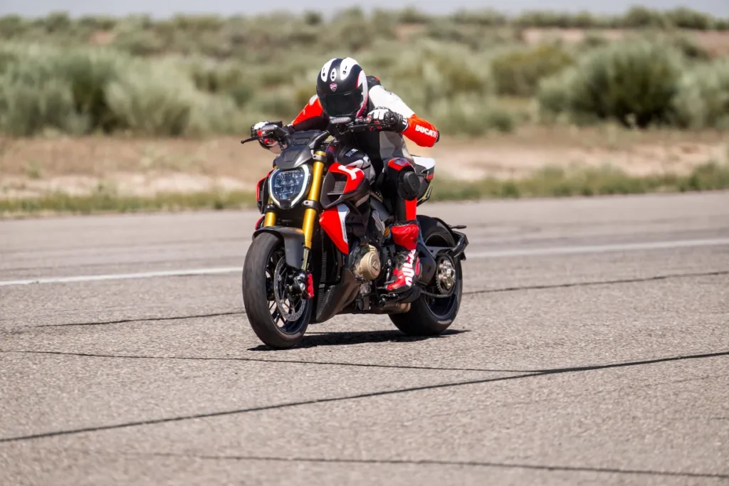 ducati diavel v4 rs 2026 le muscle cruiser qui passe de 0 à 100 kmh en 2,5 secondes 10