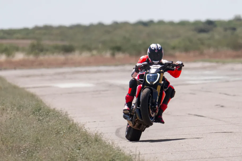 ducati diavel v4 rs 2026 le muscle cruiser qui passe de 0 à 100 kmh en 2,5 secondes 11