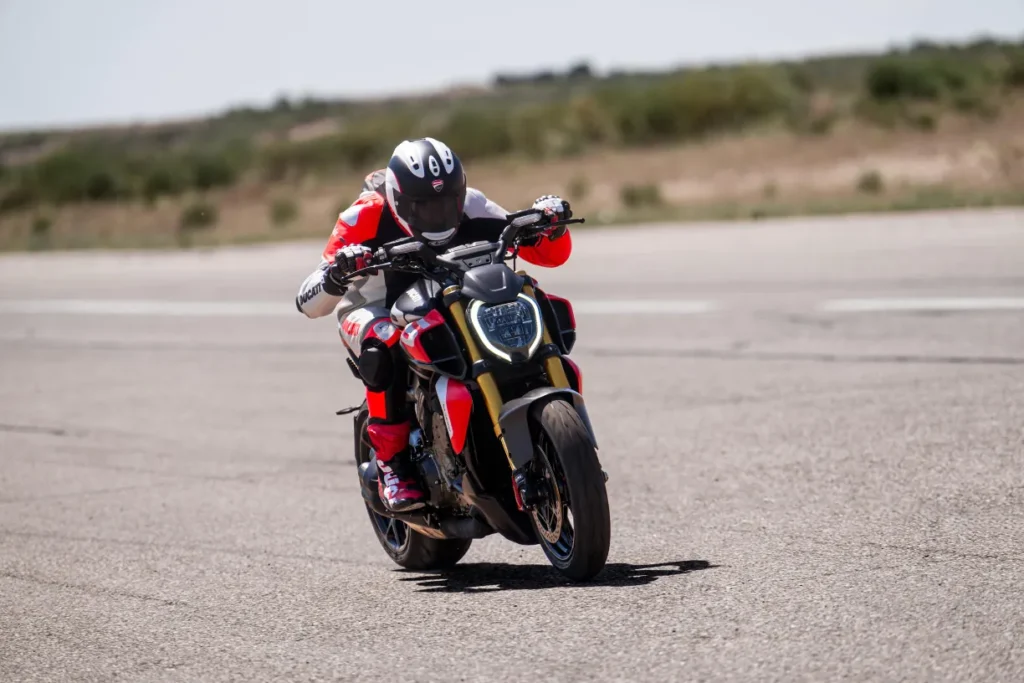 ducati diavel v4 rs 2026 le muscle cruiser qui passe de 0 à 100 kmh en 2,5 secondes 12