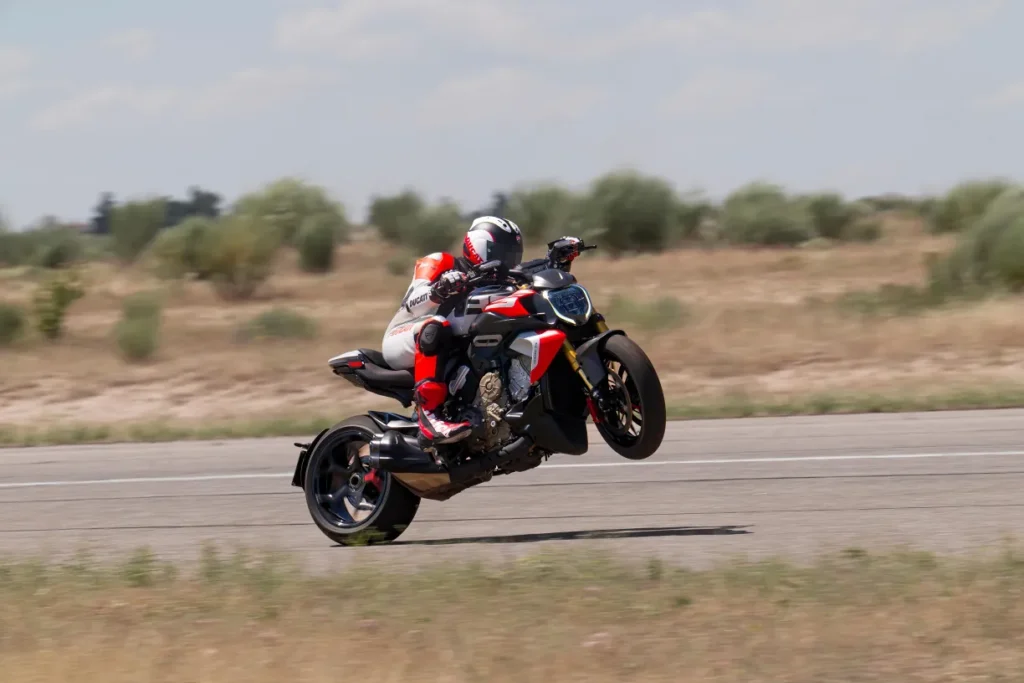 ducati diavel v4 rs 2026 le muscle cruiser qui passe de 0 à 100 kmh en 2,5 secondes 14