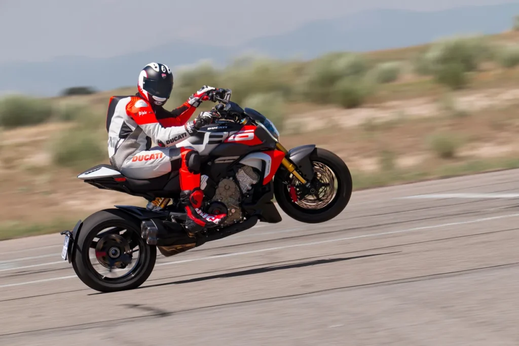 ducati diavel v4 rs 2026 le muscle cruiser qui passe de 0 à 100 kmh en 2,5 secondes 15