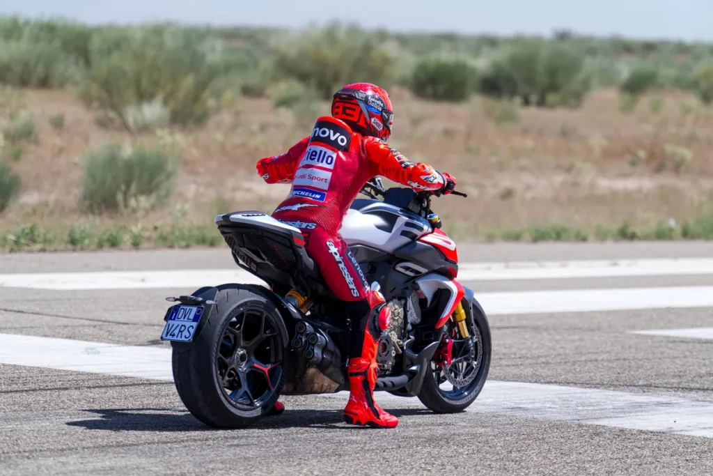 ducati diavel v4 rs 2026 le muscle cruiser qui passe de 0 à 100 kmh en 2,5 secondes 16