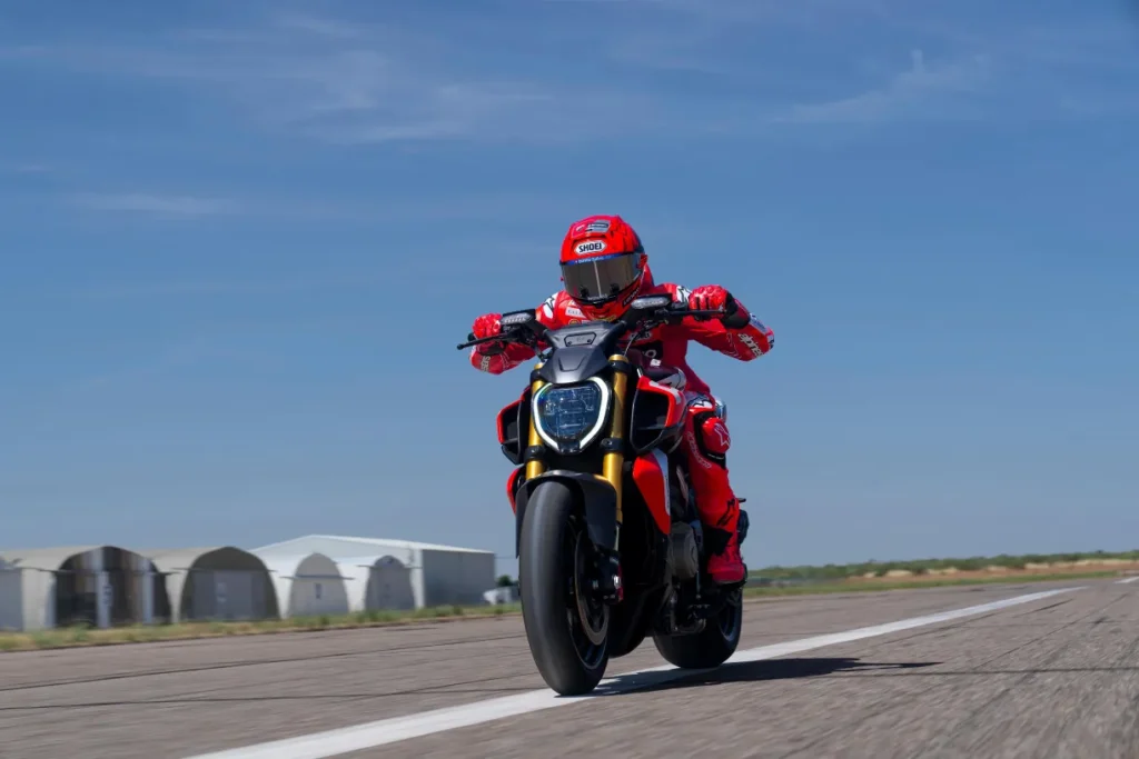 ducati diavel v4 rs 2026 le muscle cruiser qui passe de 0 à 100 kmh en 2,5 secondes 24