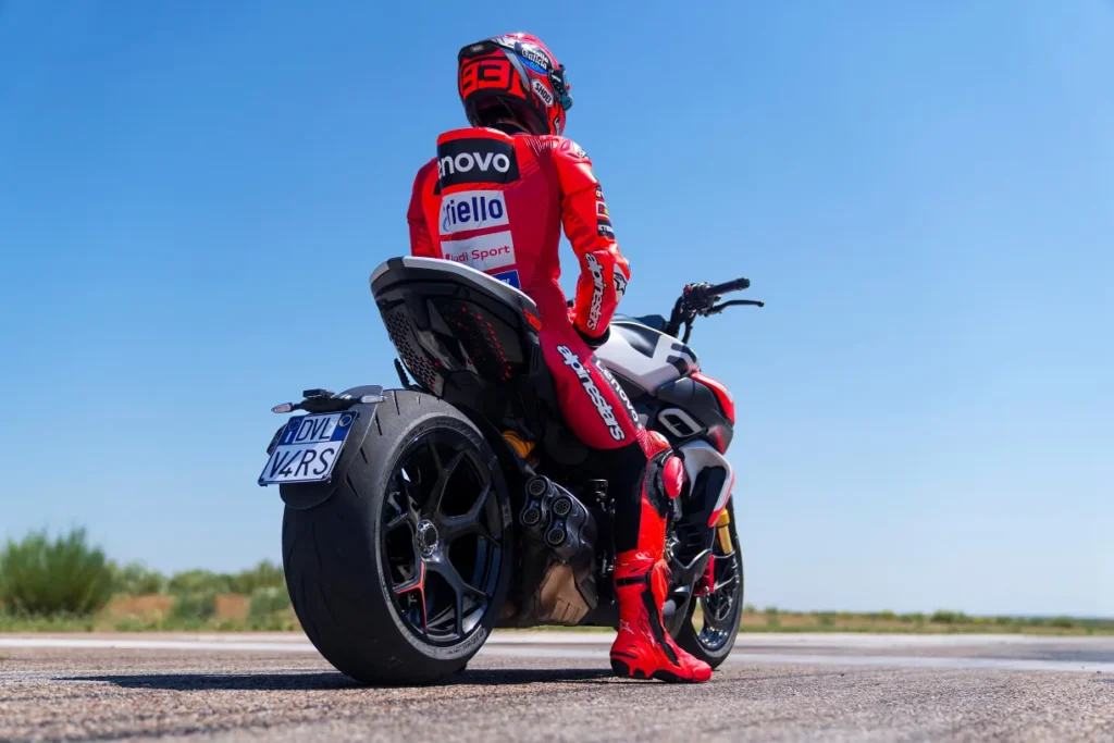 ducati diavel v4 rs 2026 le muscle cruiser qui passe de 0 à 100 kmh en 2,5 secondes 26