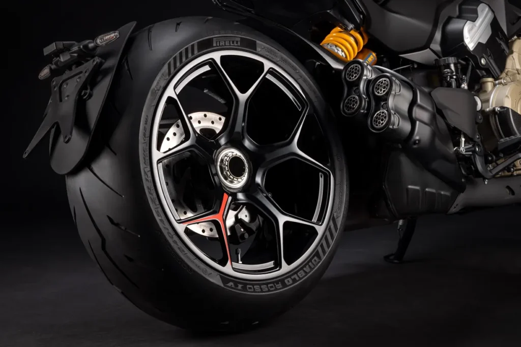 ducati diavel v4 rs 2026 le muscle cruiser qui passe de 0 à 100 kmh en 2,5 secondes 37