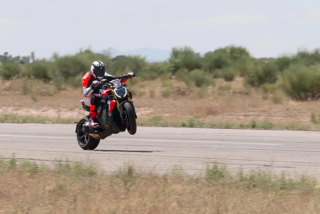 ducati diavel v4 rs 2026 le muscle cruiser qui passe de 0 à 100 kmh en 2,5 secondes 9