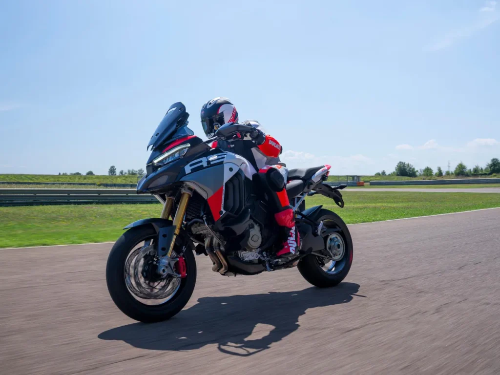 ducati multistrada v4 rs 2026 la sportive d’aventure qui s’inspire de motogp 4