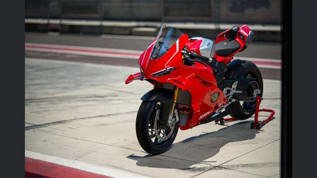 ducati panigale v4 r 2026, la sportive de rêve qui enflamme les passionnés avec ses 239 chevaux et une vitesse de plus de 330 kmh 11