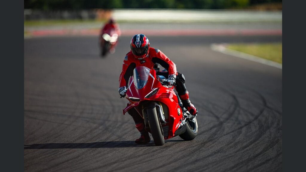 ducati panigale v4 r 2026, la sportive de rêve qui enflamme les passionnés avec ses 239 chevaux et une vitesse de plus de 330 kmh 18