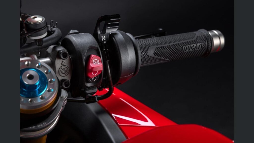 ducati panigale v4 r 2026, la sportive de rêve qui enflamme les passionnés avec ses 239 chevaux et une vitesse de plus de 330 kmh 22