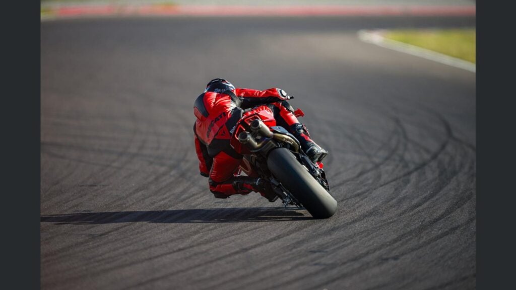ducati panigale v4 r 2026, la sportive de rêve qui enflamme les passionnés avec ses 239 chevaux et une vitesse de plus de 330 kmh 24