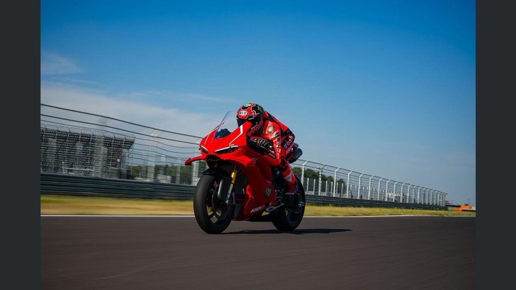 ducati panigale v4 r 2026, la sportive de rêve qui enflamme les passionnés avec ses 239 chevaux et une vitesse de plus de 330 kmh 34