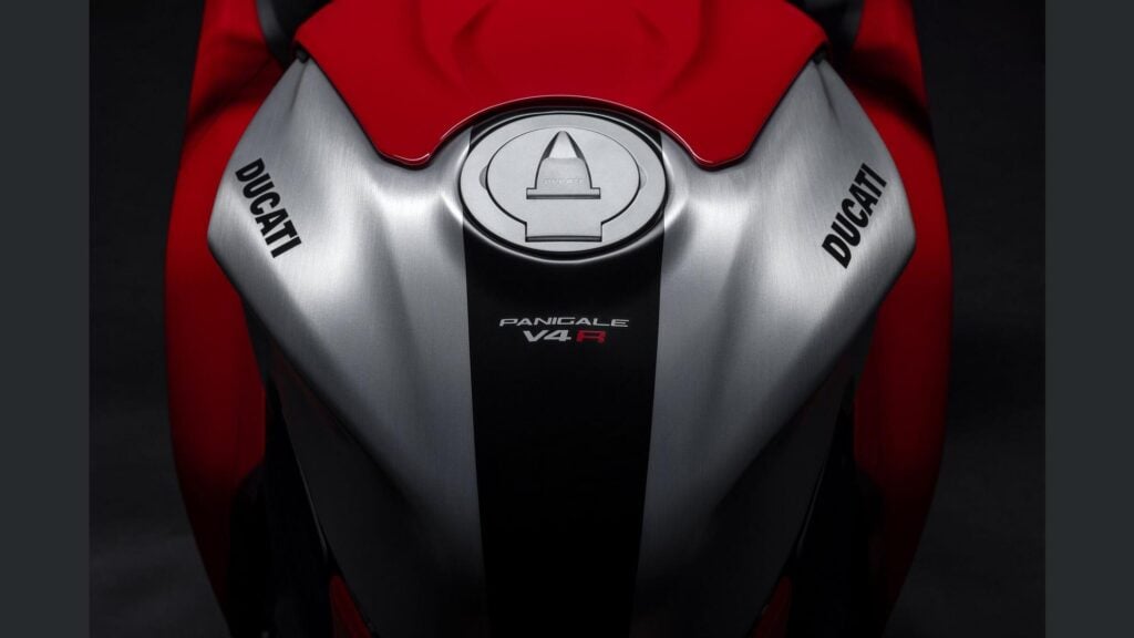 ducati panigale v4 r 2026, la sportive de rêve qui enflamme les passionnés avec ses 239 chevaux et une vitesse de plus de 330 kmh 40