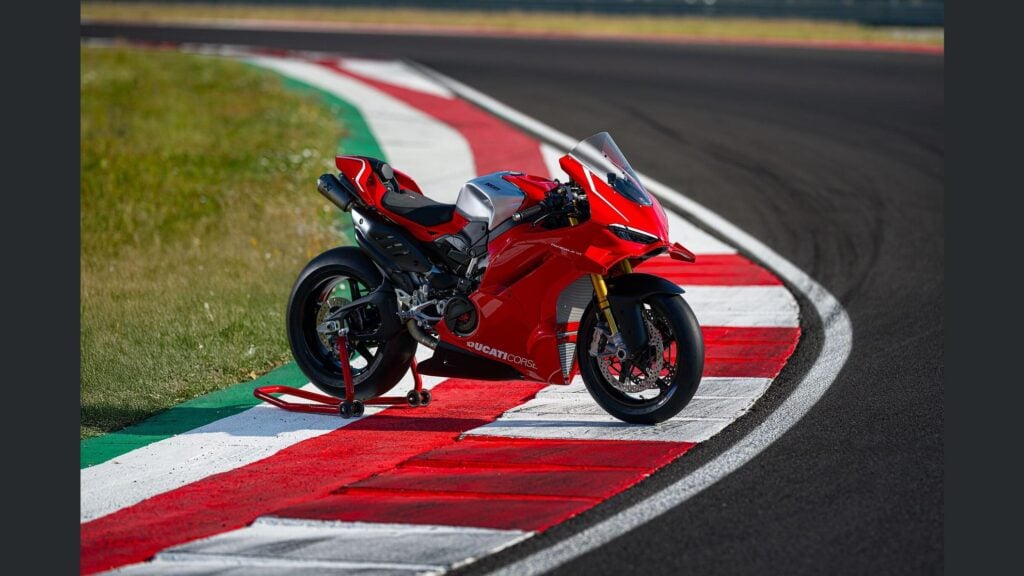 ducati panigale v4 r 2026, la sportive de rêve qui enflamme les passionnés avec ses 239 chevaux et une vitesse de plus de 330 kmh 41