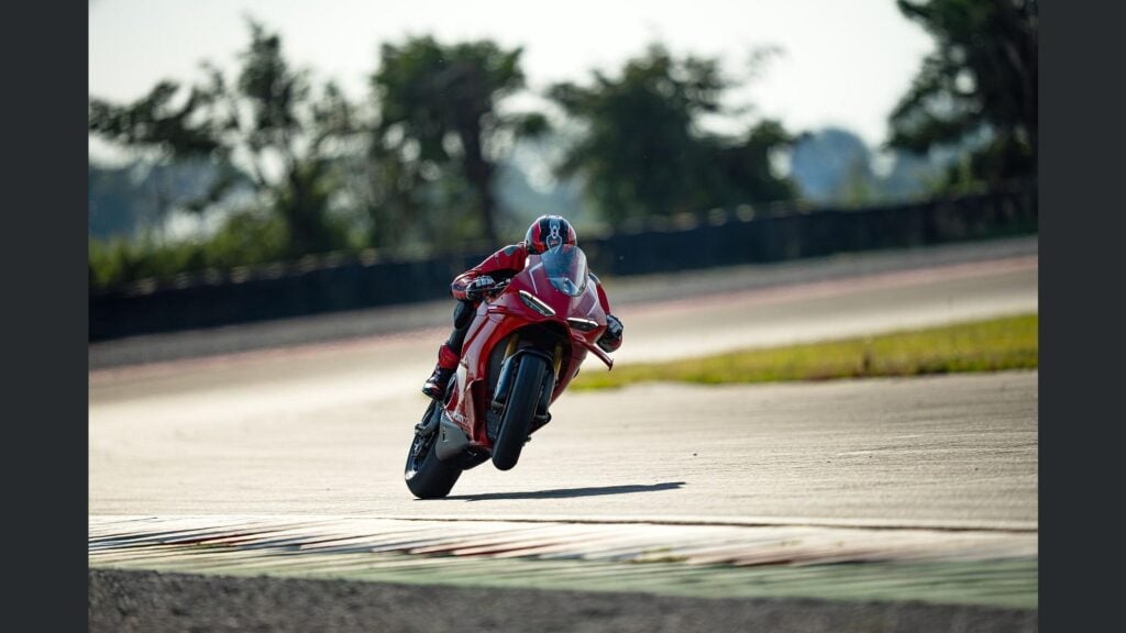 ducati panigale v4 r 2026, la sportive de rêve qui enflamme les passionnés avec ses 239 chevaux et une vitesse de plus de 330 kmh 45