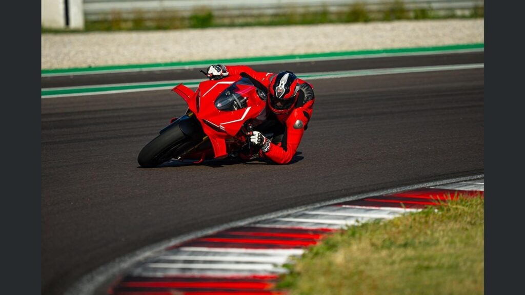 ducati panigale v4 r 2026, la sportive de rêve qui enflamme les passionnés avec ses 239 chevaux et une vitesse de plus de 330 kmh 48