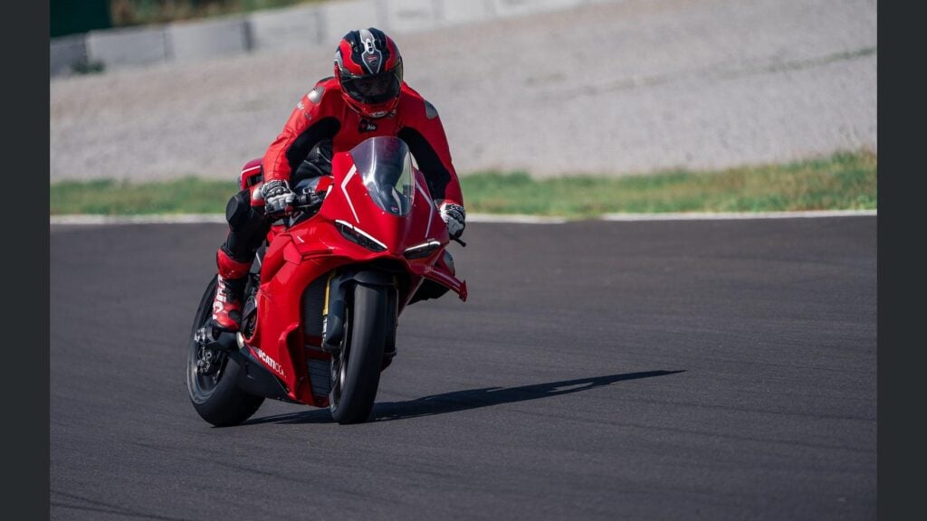 ducati panigale v4 r 2026, la sportive de rêve qui enflamme les passionnés avec ses 239 chevaux et une vitesse de plus de 330 kmh 53