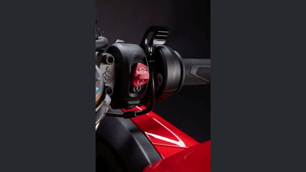ducati panigale v4 r 2026, la sportive de rêve qui enflamme les passionnés avec ses 239 chevaux et une vitesse de plus de 330 kmh 54