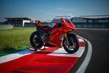ducati panigale v4 r 2026, la sportive de rêve qui enflamme les passionnés avec ses 239 chevaux et une vitesse de plus de 330 kmh 7