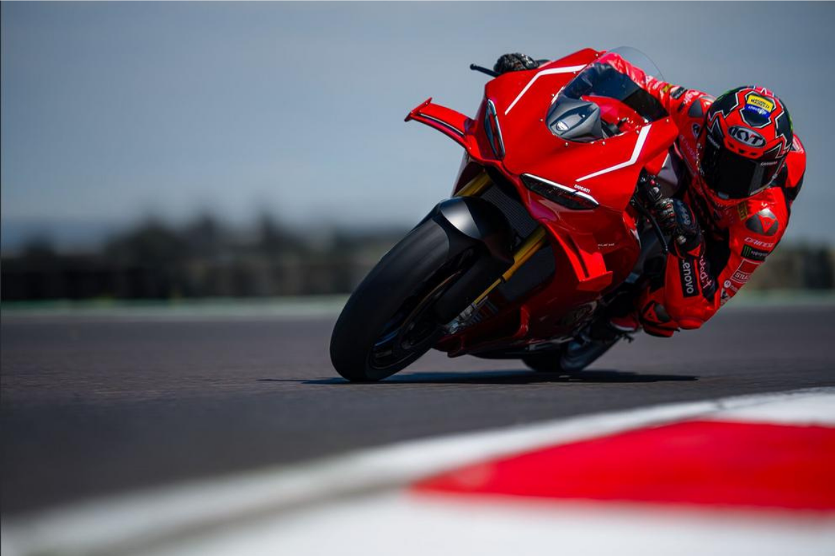 ducati panigale v4 r 2026, la sportive de rêve qui enflamme les passionnés avec ses 239 chevaux et une vitesse de plus de 330 kmh