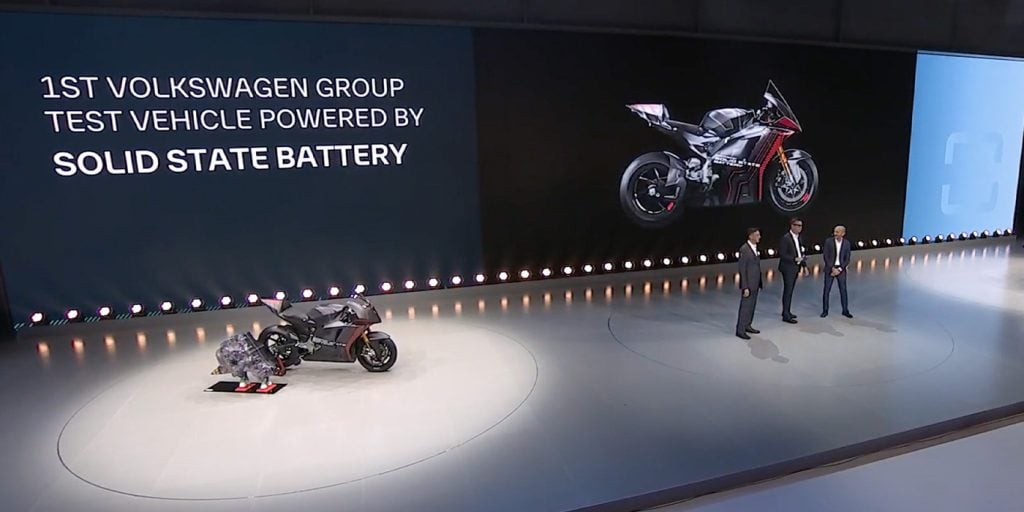 grande première mondiale pour ducatti qui s'associe à volkswagen pour proposer une moto alimentée grâce une batterie à électrolyte solide 1