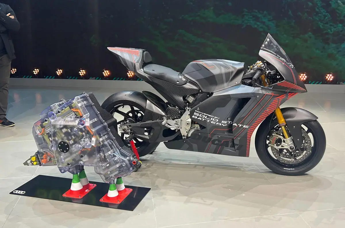 grande première mondiale pour ducatti qui s'associe à volkswagen pour proposer une moto alimentée grâce une batterie à électrolyte solide