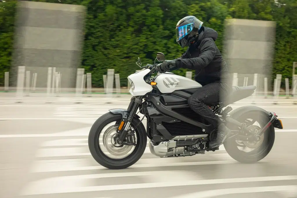 harley davidson pourrait renier son adn thermique pour séduire une nouvelle génération avec cette mystérieuse moto électrique repérée dans les dépôts officiels 4
