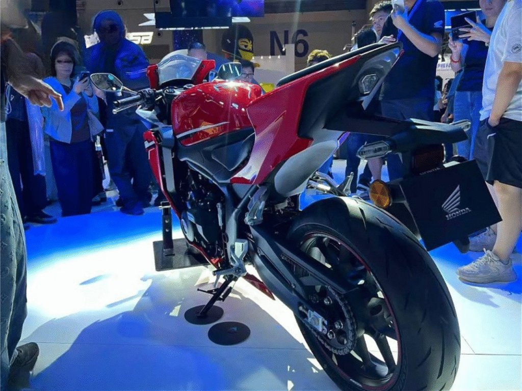 honda présente ses cb500 super four et cbr500r four et surprend les motards au salon de chongqing 14