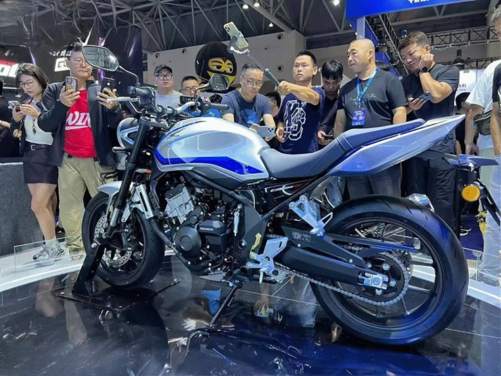 honda présente ses cb500 super four et cbr500r four et surprend les motards au salon de chongqing 18