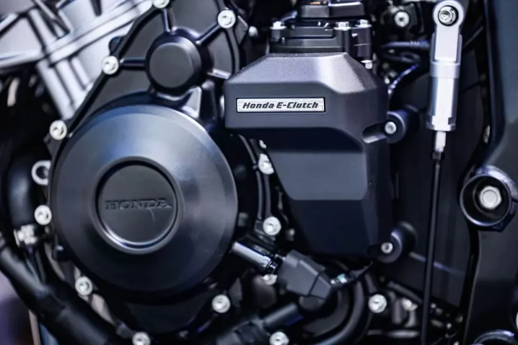 honda présente ses cb500 super four et cbr500r four et surprend les motards au salon de chongqing 3