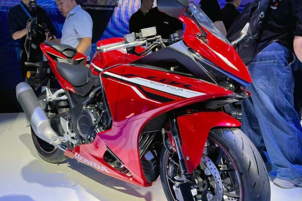 honda présente ses cb500 super four et cbr500r four et surprend les motards au salon de chongqing 6