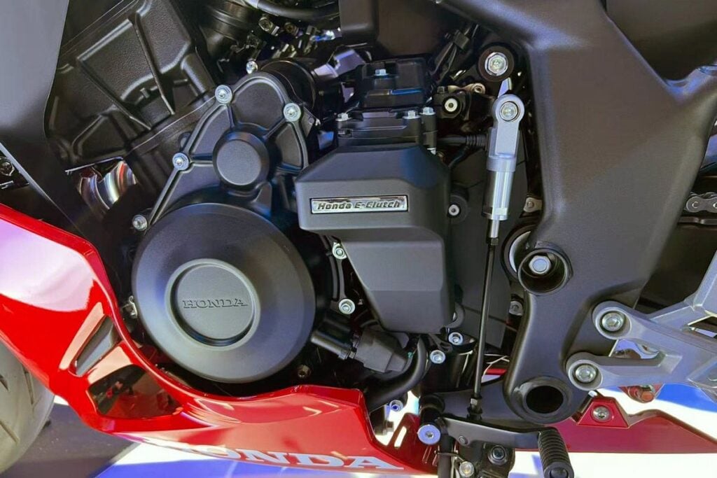honda présente ses cb500 super four et cbr500r four et surprend les motards au salon de chongqing 8