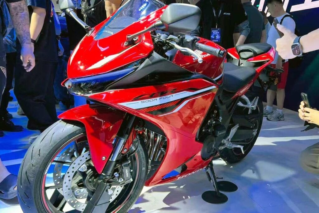 honda présente ses cb500 super four et cbr500r four et surprend les motards au salon de chongqing 9