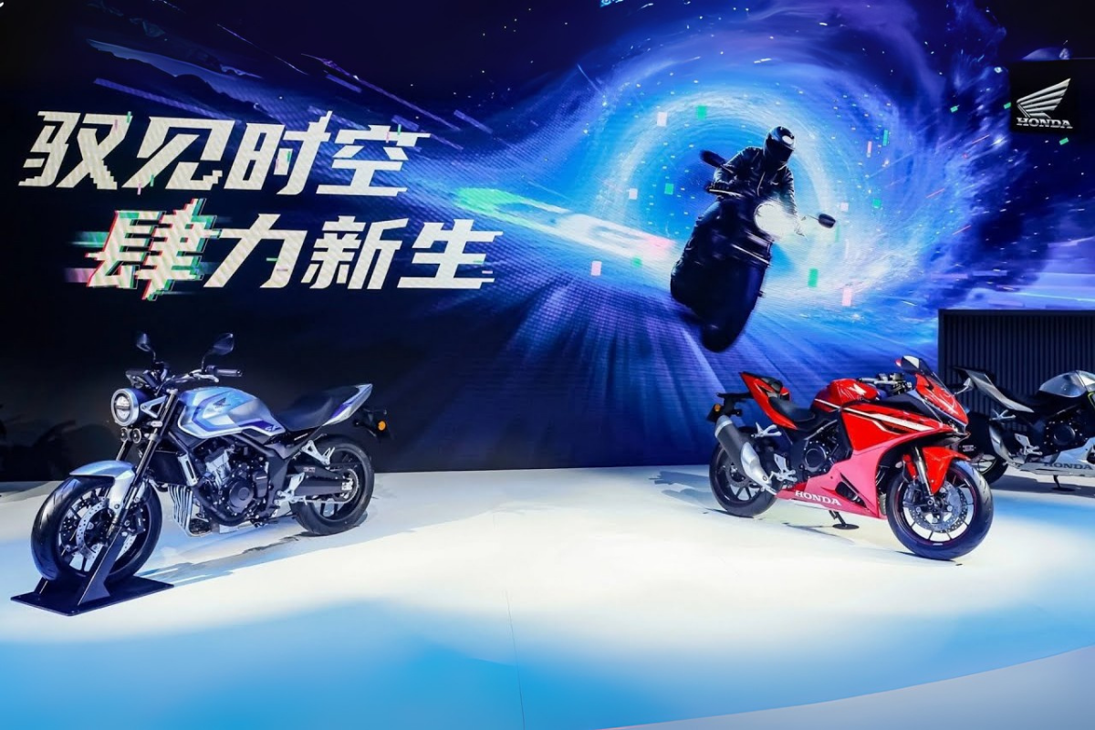 honda présente ses cb500 super four et cbr500r four et surprend les motards au salon de chongqing