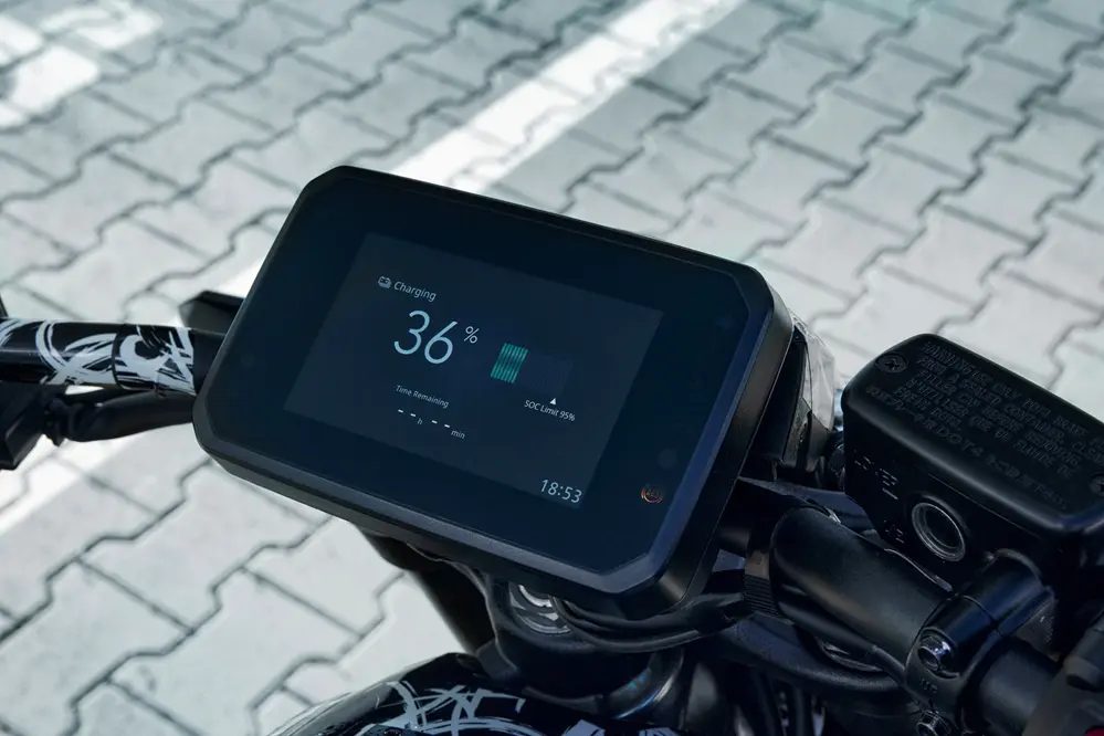 honda réivente totalement le concept de moto avec l'ev fun qu'on peut voir rouler dans cette vidéo 2