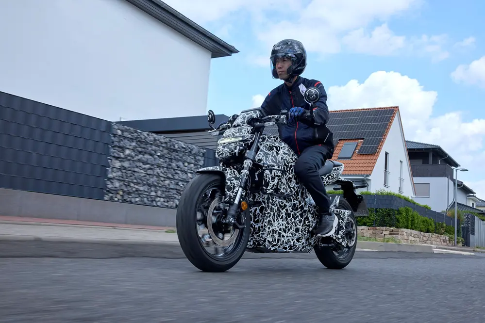 honda réivente totalement le concept de moto avec l'ev fun qu'on peut voir rouler dans cette vidéo 4