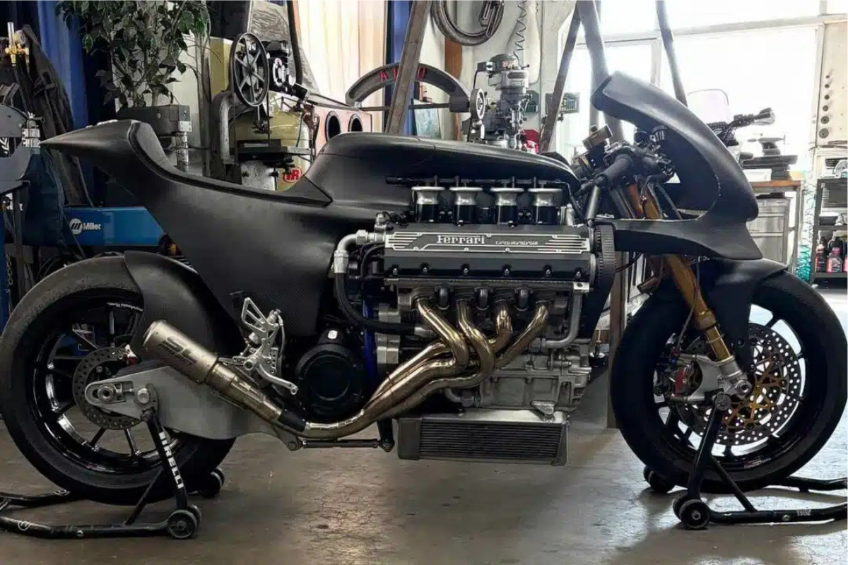 il a greffé un moteur ferrari sur une moto et le résultat est totalement dément
