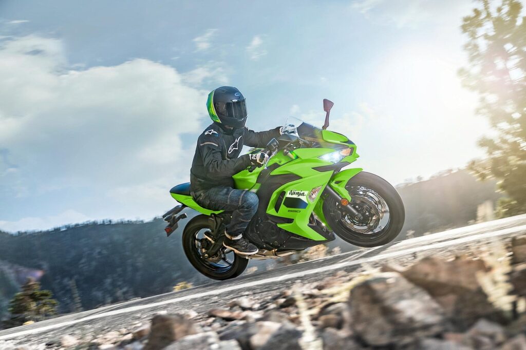 kawasaki officialise ses ninja 2026 avec la 500, la 650, la zx 4r et la zx 6r et fait l’impasse remarquée sur la zx 10r 10