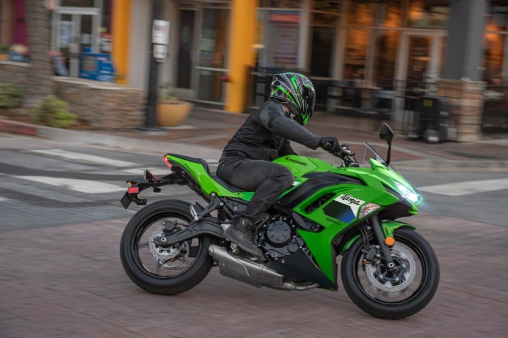 kawasaki officialise ses ninja 2026 avec la 500, la 650, la zx 4r et la zx 6r et fait l’impasse remarquée sur la zx 10r 11
