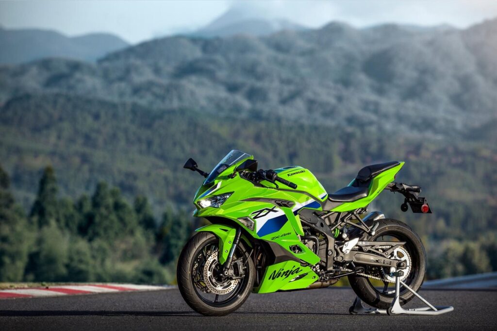 kawasaki officialise ses ninja 2026 avec la 500, la 650, la zx 4r et la zx 6r et fait l’impasse remarquée sur la zx 10r 12